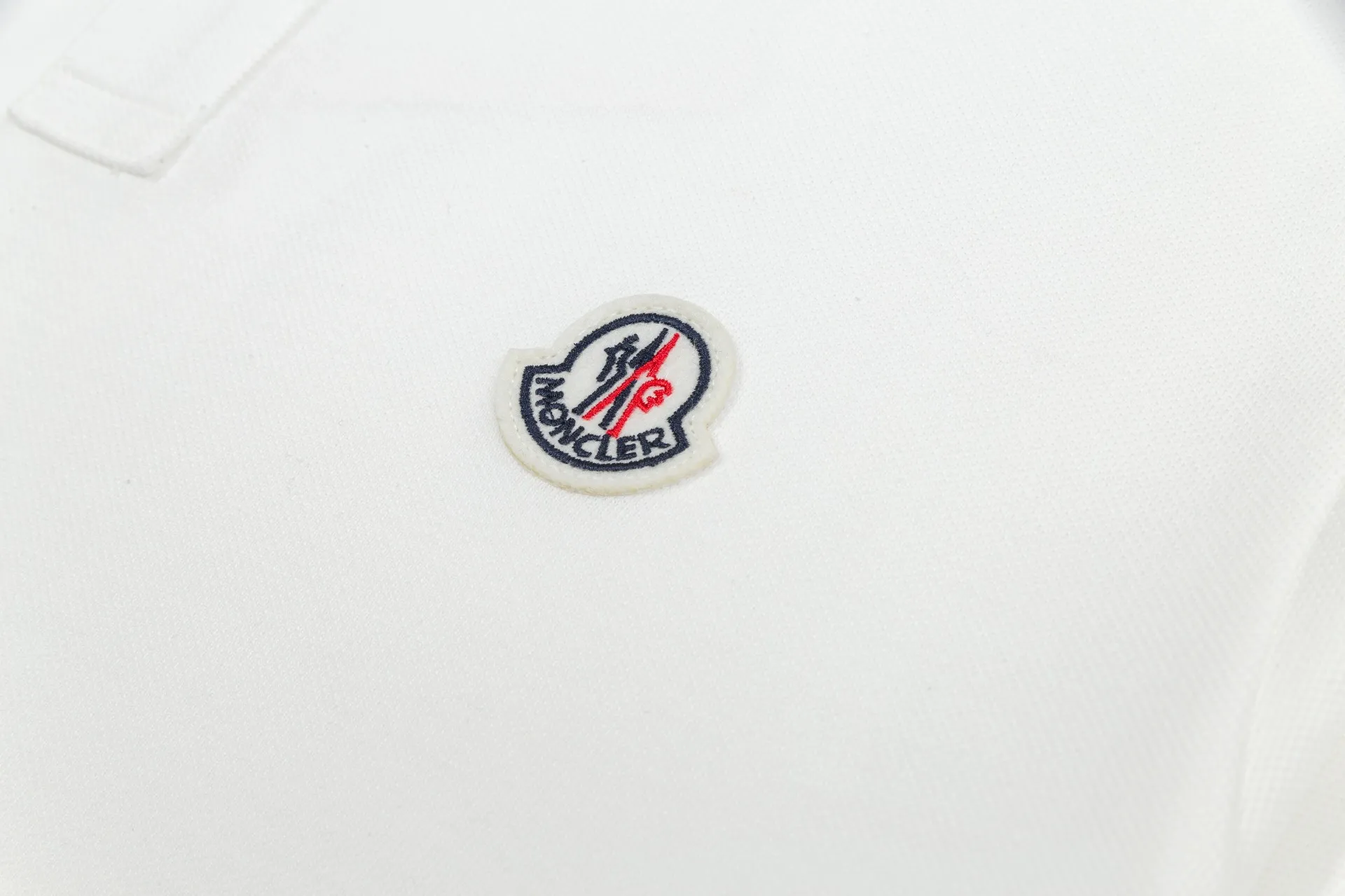 ： MONCLER ： ：230 ：Black White Blue Size：M-XXL Classic logo Polo ， Classic 。 ， ， 。 • • • ， •